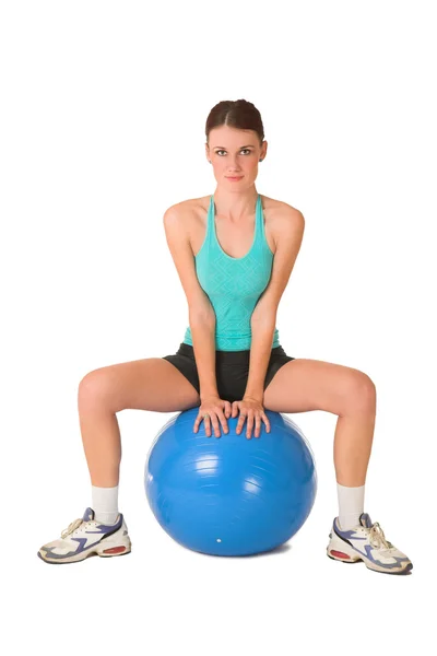Kobieta siedzi na piłka gimnastyczna — Zdjęcie stockowe