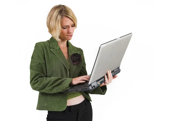Geschäftsfrau grüne Jacke, arbeitet am Laptop — Stockfoto