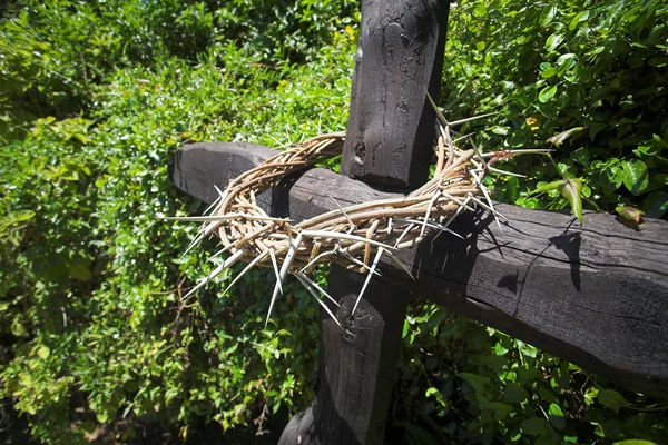 Couronne d'épines sur une croix en bois — Photo