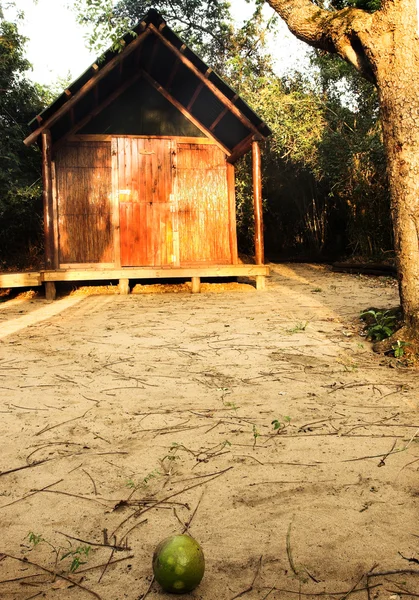 Esterno di una capanna in una loggia in Sudwana, Sud Africa . — Foto Stock