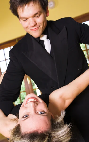 Una pareja bailando juntos en un estudio — Foto de Stock