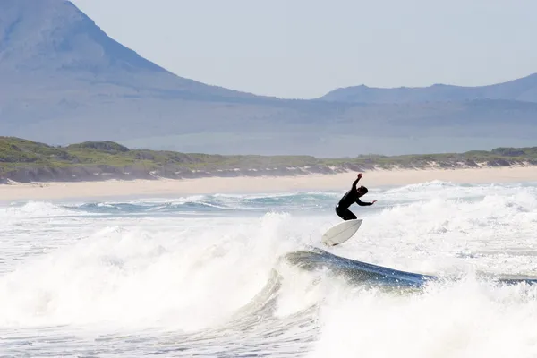 Surfer necunoscut pe plaja Kleinmond - Africa de Sud — Fotografie, imagine de stoc