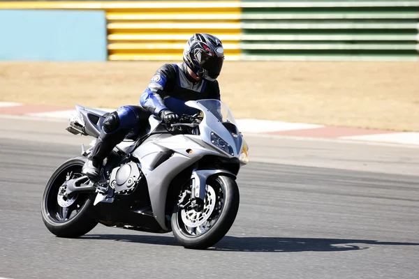 高速度 superbike 的电路上 — 图库照片