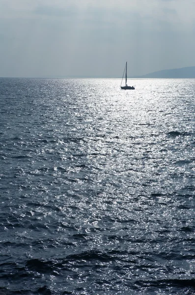 Velero único en el mar Mediterráneo —  Fotos de Stock