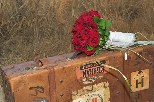 Bruiloft boeket op oude koffer — Stockfoto