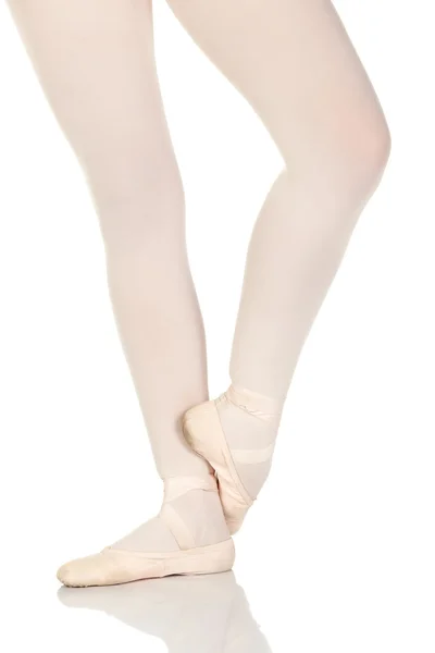 Балетные ноги молодой девушки — стоковое фото
