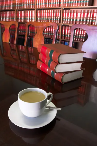 Taza de café blanco con biblioteca legal —  Fotos de Stock
