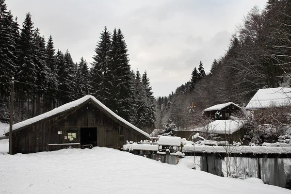 Petite grange couverte de neige dans les Alpes allemandes — Photo