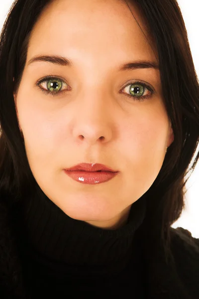 Glattes weibliches Gesicht mit großen grünen Augen und leuchtend roten Lippen — Stockfoto