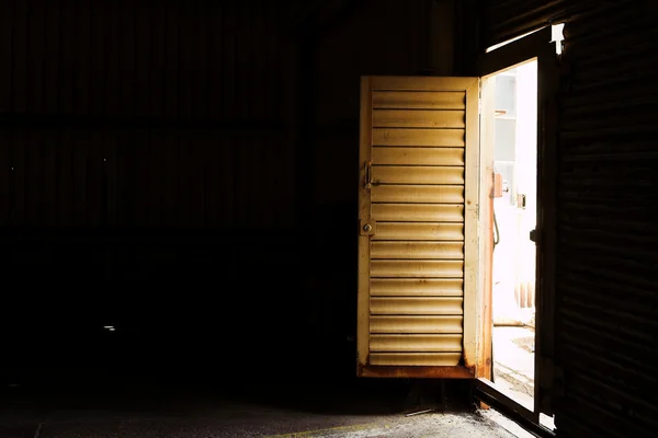 Porte ouverte sur un entrepôt industriel — Photo