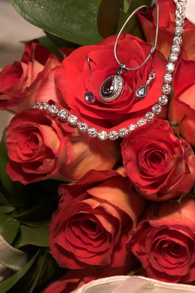 Teurer Schmuck in roten Rosen Hochzeitsstrauß — Stockfoto