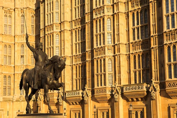 De gebouwen van de kamer van het Parlement met een standbeeld van richard op zijn paard — Stockfoto