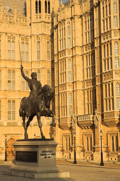 The buildings of the House of Parliament with a statue of Richard on his horse — Stock Photo, Image