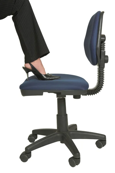 椅子の上の女性の足 — ストック写真