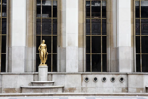 Un vieux bâtiment avec des statues dorées à Paris, France — Photo