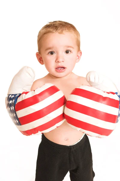 Bambino in piedi con grandi guanti da boxe . — Foto Stock