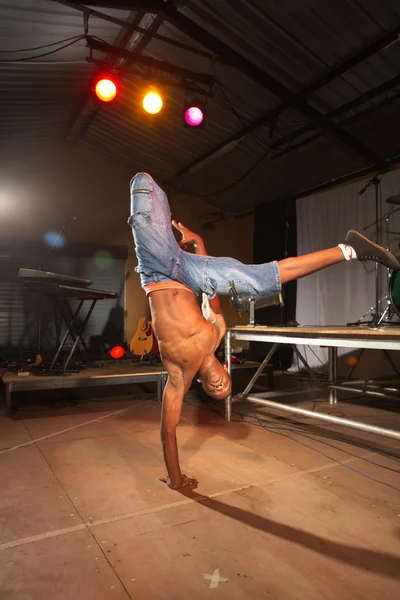 Single African freestyle hip-hop dancer — Stock Photo, Image