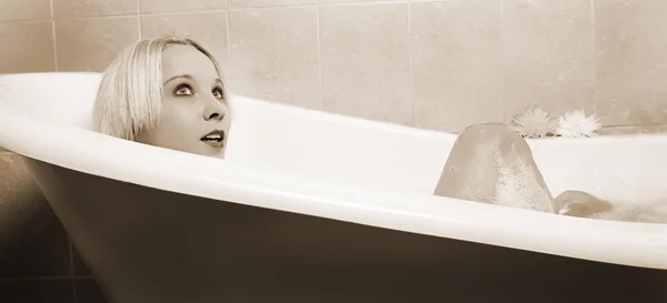 Nackte Frau in einer Badewanne. — Stockfoto