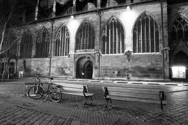Велосипед перед собором Святого Лоренца — стоковое фото