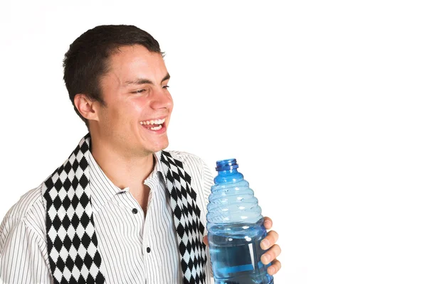 Uomo con camicia gessata bianca e sciarpa con acqua in bottiglia in mano — Foto Stock