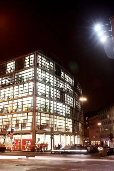 Leuchtendes Gebäude in der Stadt — Stockfoto