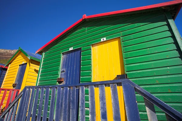 Bunte Umkleidekabinen am Strand — Stockfoto