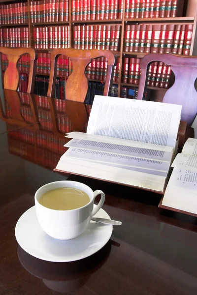 Φλιτζάνι καφέ άσπρο με νομική βιβλιοθήκη — Φωτογραφία Αρχείου