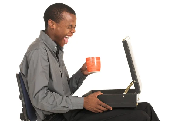 Zakenman in grijs shirt zittend op een stoel van het Bureau — Stockfoto