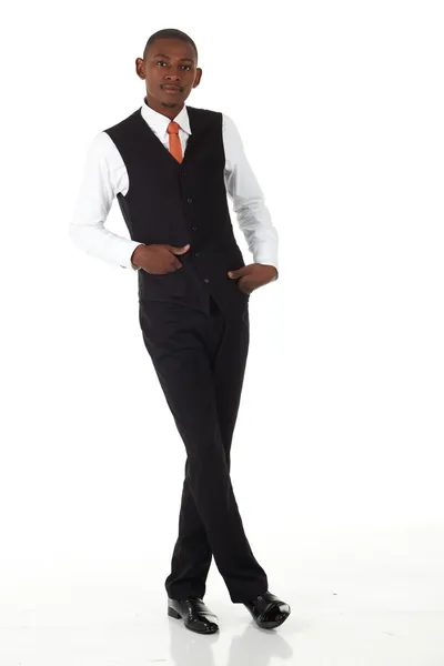 Unga svarta afrikanska affärsman i röd slips — Stockfoto