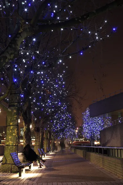 Walkway at nighttime in London. Movement on walking. — Stock Photo, Image