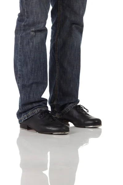 Manliga ben bär jeans — Stockfoto