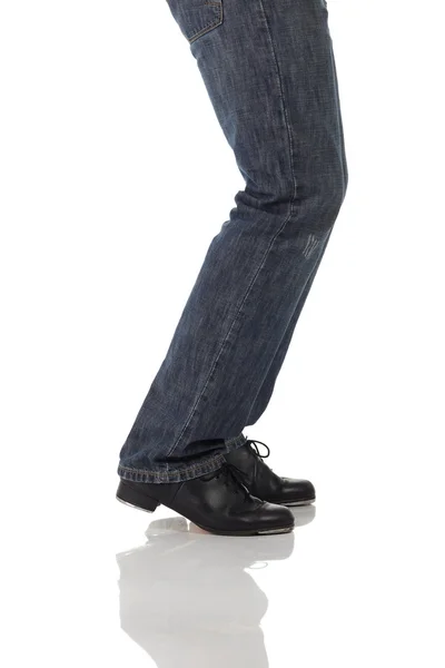Мужские ноги в джинсах — стоковое фото