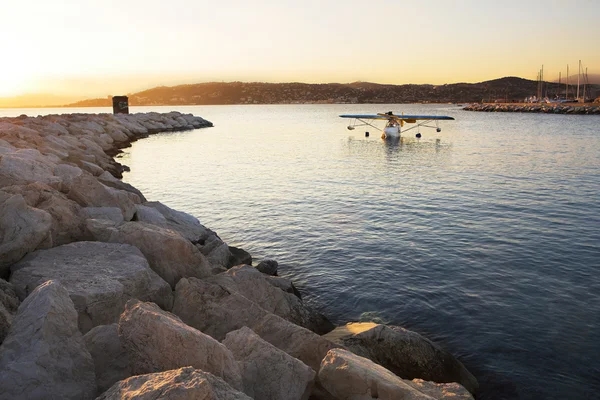 Bir deniz uçağı özel bir koyda — Stok fotoğraf