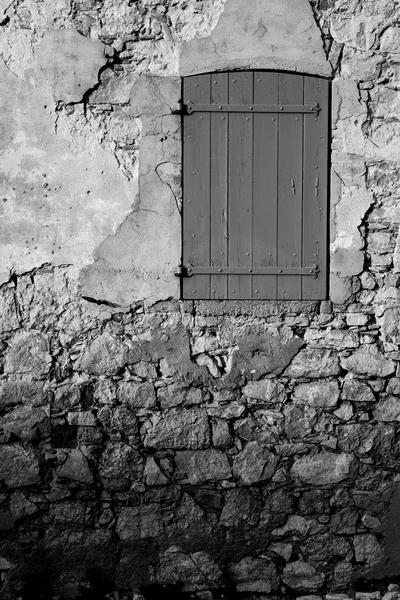 Ett gammalt låsta fönster i det berömda ile sainte marguerite ön fängelset, mittemot cannes, Frankrike — Stockfoto