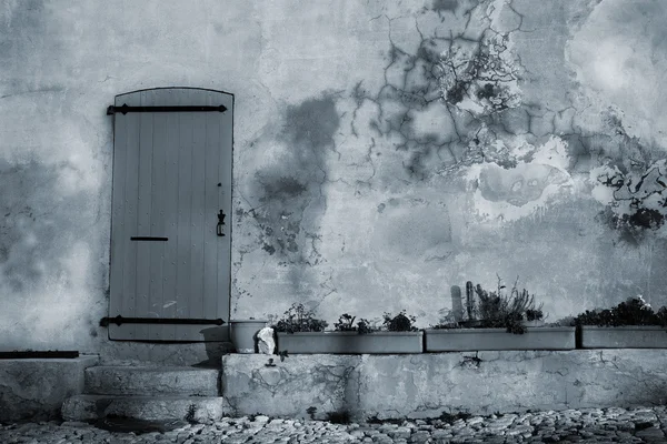 Uma velha porta na famosa prisão Ile Sainte Marguerite Island, em frente a Cannes, França — Fotografia de Stock
