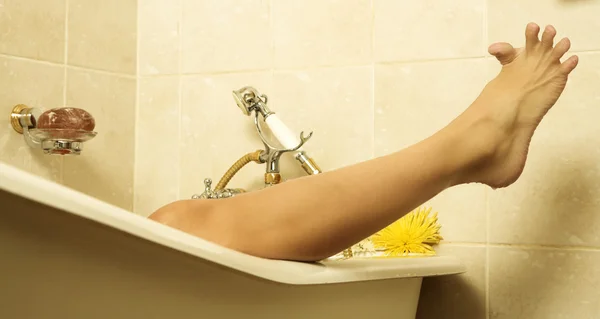 Nackte Frau in einer Badewanne. — Stockfoto