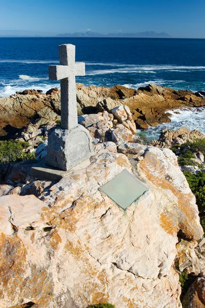 Oude stenen graf in de vorm van een kruis — Stockfoto
