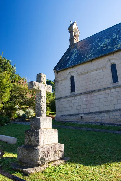 老石坟墓中的一个十字架形状 — 图库照片