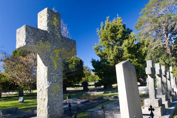 Túmulo de pedra velha na forma de uma cruz — Fotografia de Stock