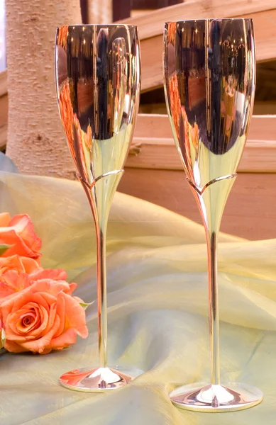 Champagne glasses and roses — Stock Photo, Image