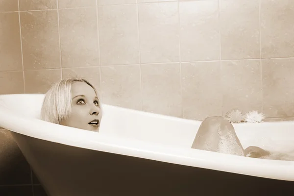 Naken kvinna i ett bad. — Stockfoto