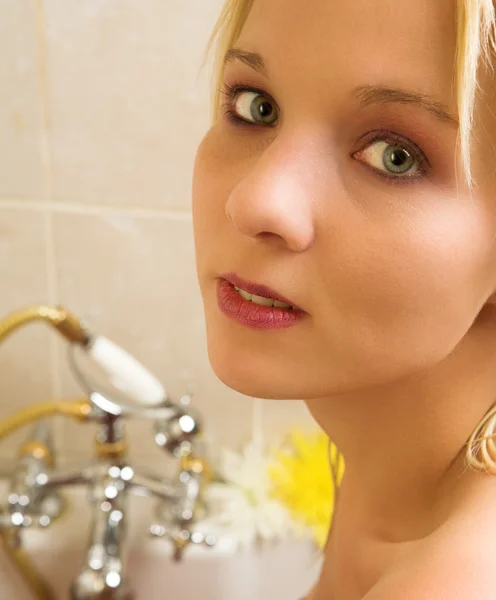 Meztelen nő egy fürdőben. — Stock Fotó