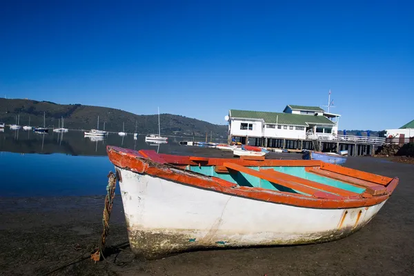Braakliggende boot naast het water - knysna harbour, Zuid-Afrika — Stockfoto