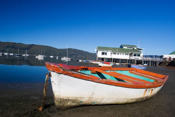 물-Knysna 항구, 남아 프리 카 공화국 옆 외딴 보트 — 스톡 사진