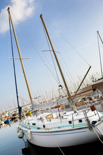 Jachty v přístavu (port le vieux) v cannes, Francie. — Stock fotografie