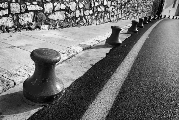 Barrieren neben der Straße in Konserven, Frankreich — Stockfoto
