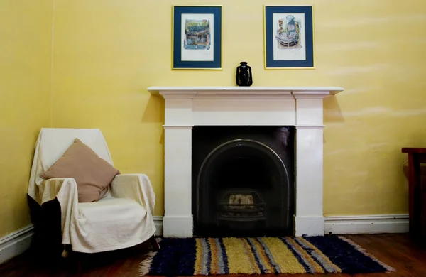 Interiér obývacího pokoje s dřevěnými podlahami a krbem — Stock fotografie
