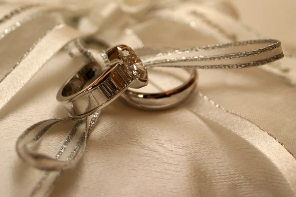 Anillos de boda en una almohada de presentación — Foto de Stock