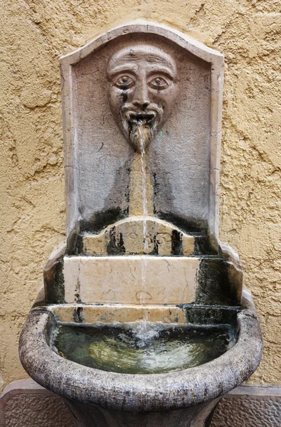 Gamla utsmyckade offentliga dricksvattenfontän i cannes, Frankrike — Stockfoto