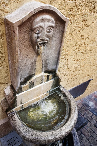 Vecchia fontana pubblica decorata a Cannes, Francia — Foto Stock